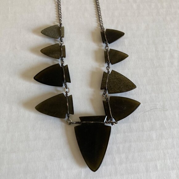 Vintage Jewelry Set Lucite Arrowhead Necklace And Screw On Earring - Picture 4 of 9